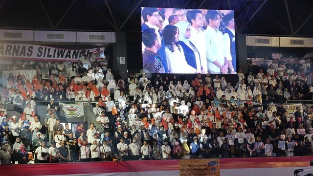 Keluarga Anies menghadiri Temu Kebangsaan Relawan Anies Baswedan di Tennis Indoor Senayan, Jakarta, Minggu (21/5/2023). Foto: Zamachsyari/kumparan