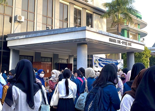 Suasana penerimaan mahasiswa baru Universitas Airlangga (Dokumen Penulis)