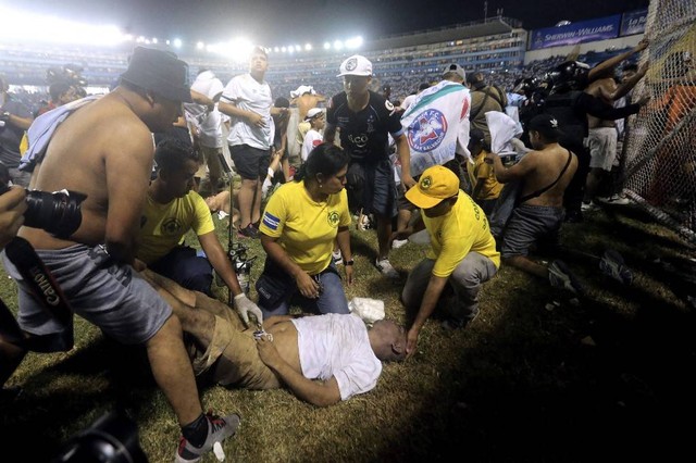 Momen kerusuhan di stadion Cuscatlan di El Salvador. Foto: Milton Flores/AFP