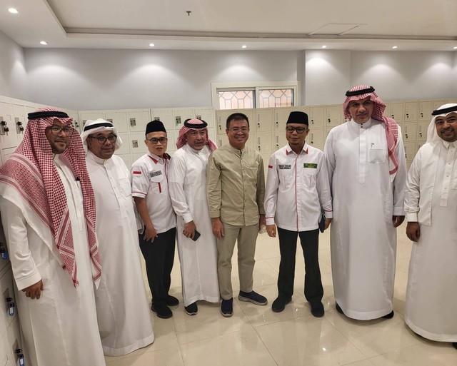 Petugas Penyelenggara Ibadah Haji (PPIH) memantau kesiapan maktab dalam memberikan layanan kepada jemaah di Makkah. Foto: Kemenag RI