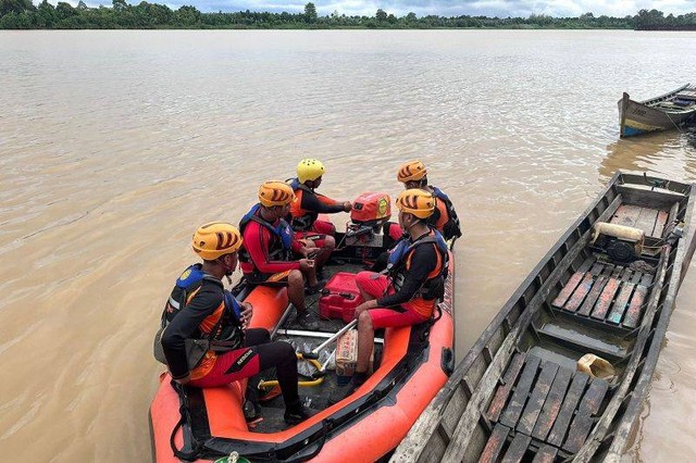 Tim SAR mencari korban di Sungai Batanghari.
Foto: ANTARA/HO/Basarnas Jambi