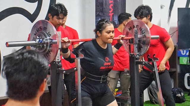 Salah satu peserta yang berpartisipasi dalam lomba angkat besi dan adu panco di Okami fitness Palembang, Minggu (21/5) Foto: abp/Urban Id