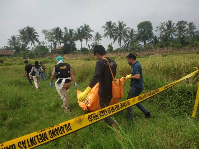 Penemuan tulang belulang manusia di Kabupaten Padarincang, Kabupaten Serang Minggu (21/5) Foto: Dok Humas Polresta Serang Kota