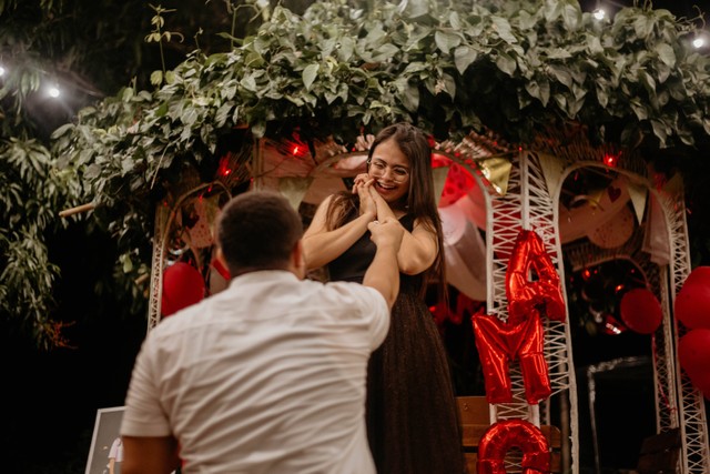 Caption Happy Engagement untuk Sahabat atau Teman Sekolah. Foto: Pexels/Stiven Rivera.