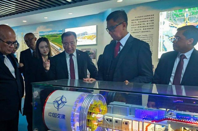 Dirut PLN, Darmawan Prasodjo (Kedua dari kanan) mengungjungi perusahaan konstruksi China, CCCC. FOto: Dok. PLN