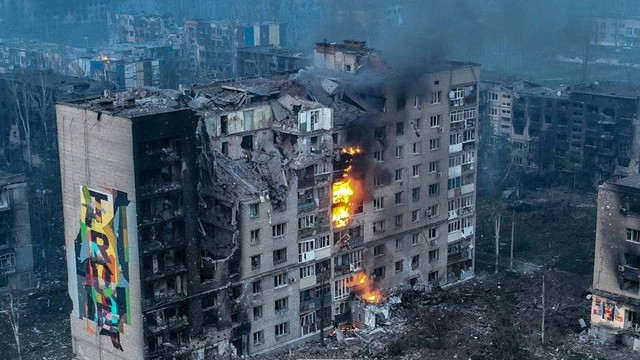 Kehancuran di kota garis depan Bakhmut, di tengah serangan Rusia di Ukraina, di wilayah Donetsk, Ukraina. Foto: Angkatan Bersenjata Ukraina/via REUTES