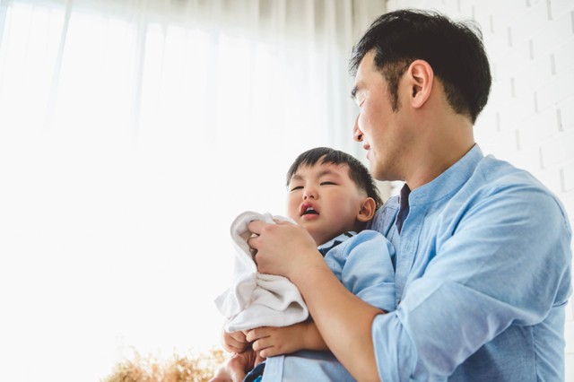 Ilustrasi ayah menenangkan anak menangis. Foto: MiniStocker/Shutterstock