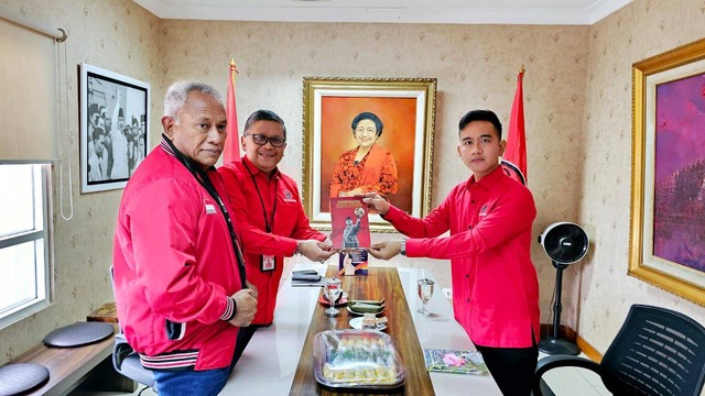 Walkot Solo Gibran Rakabuming Raka diberikan 2 buku dari Sekjen PDIP Hasto Kristiyanto, saat kunjungi DPP PDIP, Senin (22/5/2023). Foto: Dok. PDIP