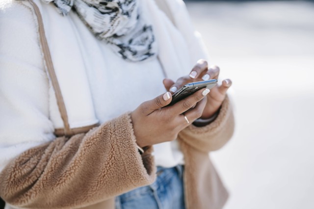Cara Mengecek No AXIS. Foto: Pexels/Keira Burton