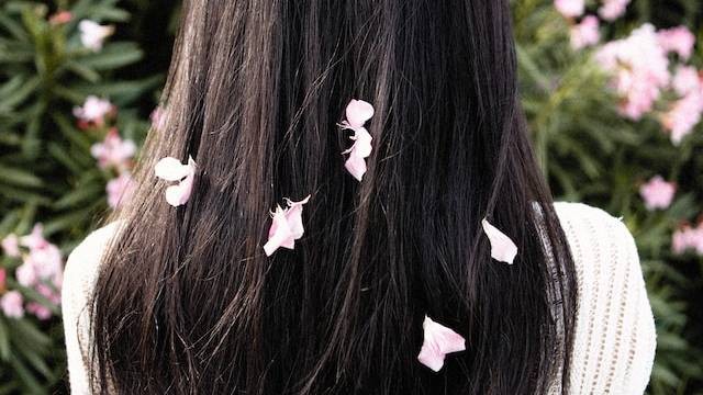 Ilustrasi cara menghitamkan rambut, Foto oleh Vino Li di Unsplash