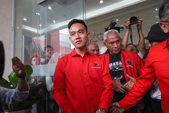 Wali kota Solo Gibran Rakabuming Raka usai mengunjungi DPP PDIP, di Jakarta, Senin (22/5/2023). Foto: Jamal Ramadhan/kumparan