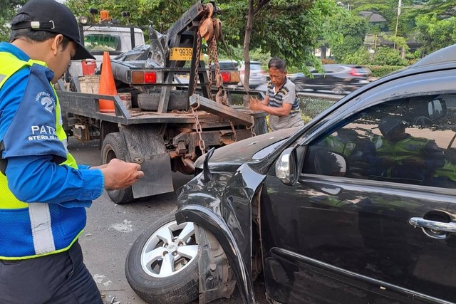 Sebuah mobil Toyota Rush menabrak pembatas busway di wilayah Slipi, Palmerah, Jakarta Barat, Senin (22/5).  Foto: Dok. Istimewa