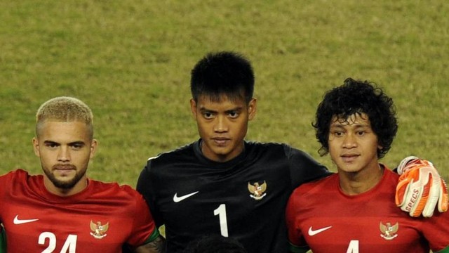 Kurnia Meiga (tengah) saat membela Timnas Indonesia dalam final sepak bola putra SEA Games ke-27 kontra Thailand di Stadion Zeyar Thiri, Naypyidaw, Myanmar, pada 21 Desember 2013. Foto: Soe Than WIN / AFP