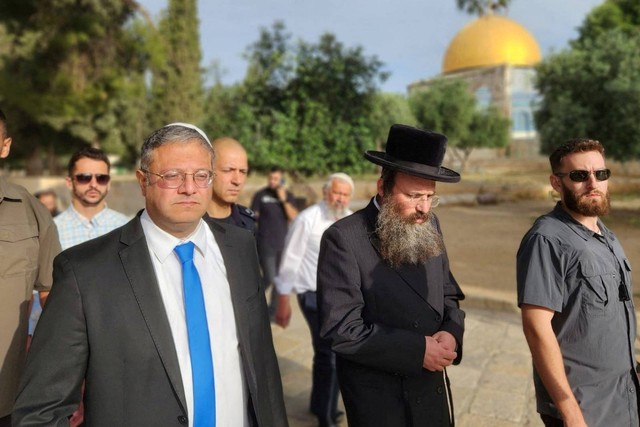 Menteri Keamanan Nasional Israel Itamar Ben-Gvir (kiri) mengunjungi kompleks Al-Aqsa di Kota Tua Yerusalem. Foto: Minhelet Har-Habait/via REUTERS