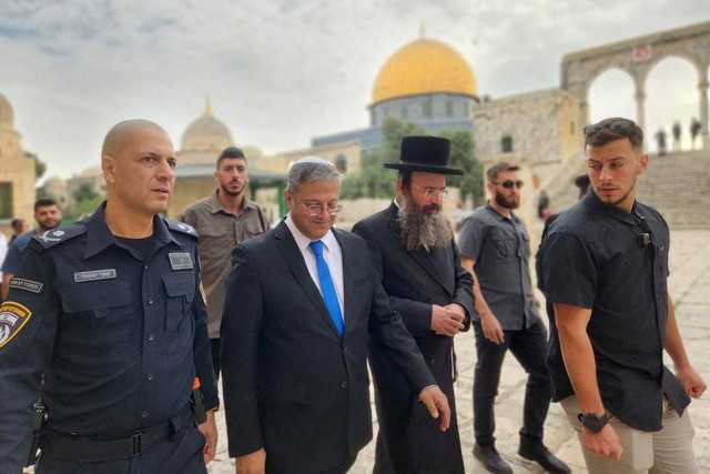 Menteri Keamanan Nasional Israel Itamar Ben-Gvir (kedua kiri) mengunjungi kompleks Al-Aqsa di Kota Tua Yerusalem. Foto: Minhelet Har-Habait/via REUTERS