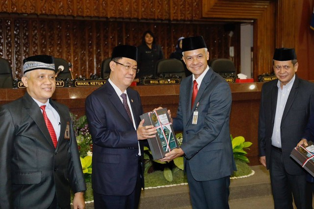 Gubernur Jawa Tengah saat menerima penghargaan predikat opini Wajar Tanpa Pengecualian (WTP) 2023 dari BPK RI di Gedung DPRD Jawa Tengah, Senin (22/5/2023). Foto: Dok. Istimewa
