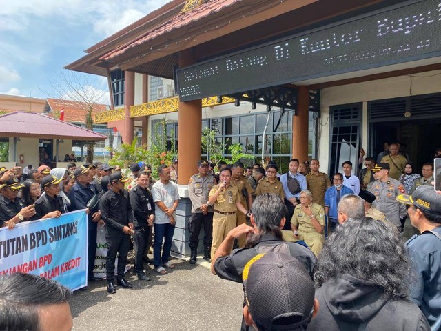 Bupati Sintang Jarot Winarno menemui massa Persatuan Anggota Badan Permusyawaratan Desa Seluruh Indonesia (PABPDSI) Kabupaten Sintang. Foto: Yusrizal/Hi!Pontianak