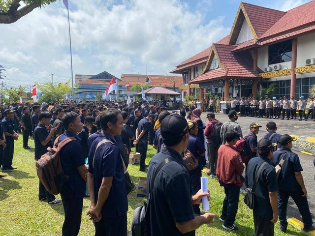 BPD Sintang Gelar Aksi Damai Tuntut Kenaikan Tunjangan (1)