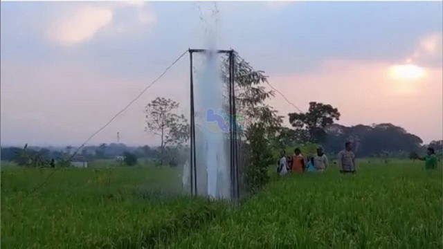 Semburan air di area persawahan Desa Kunci, Kecamatan Dander, Kabupaten Bojonegoro, Jawa Timur. Minggu (21/05/2023). (Foto: Dok Istimewa)