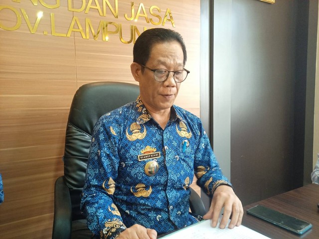 Kepala Biro Pengadaan Barang dan Jasa (BPBJ) Lampung Slamet Riyadi saat dimintai keterangannya, Senin (22/5). | Foto : Galih Prihantoro/ Lampung Geh