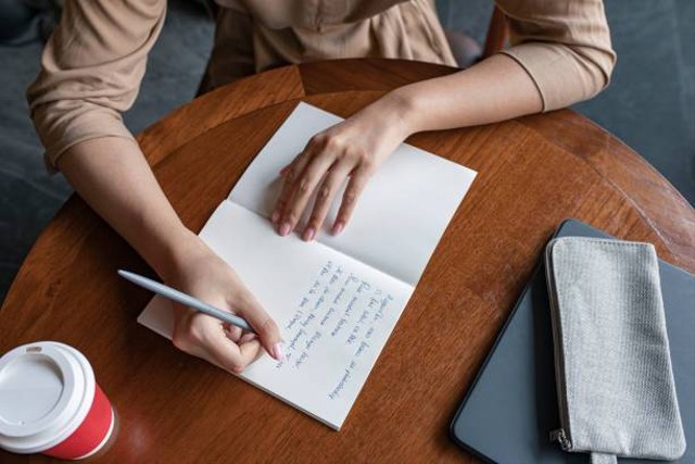 Ilustrasi Contoh Soal Puisi Kelas 10, Foto: Unsplash.