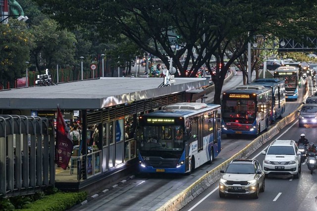 Bus Transjakarta mengantre untuk mengangkut penumpang di Halte Bundaran Senayan, Jakarta, Senin (22/5/2023). Foto: Asprilla Dwi Adha/ANTARA FOTO