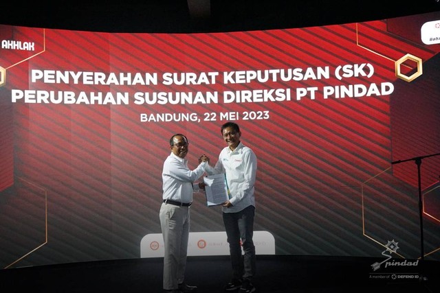 Syaifuddin (Kiri) yang pernah menjabat direksi pada 2012-2023, diangkat menjadi Wadirut PT Pindad melalui RUPSLB Senin (22/5). Foto: Dok. Pindad