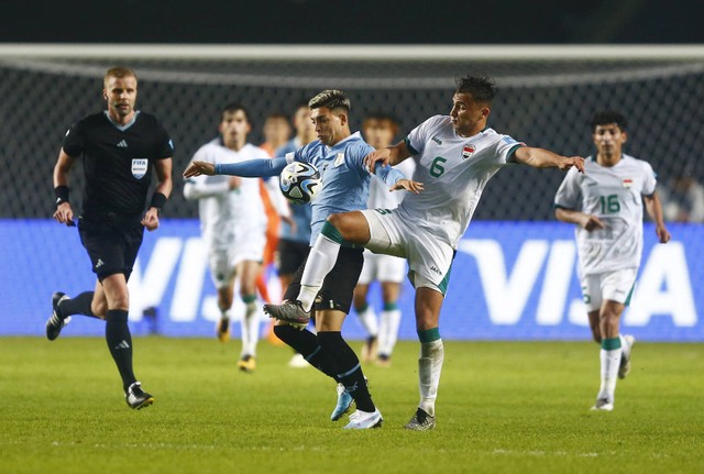 Aksi pemain Uruguay U-20 kala melawan Irak U-20 dalam pertandingan Grup E Piala Dunia U-20 2023 di Stadion Diego Armando Maradona, La Plata, Argentina, Selasa (23/5). Foto: Matias Baglietto/REUTERS