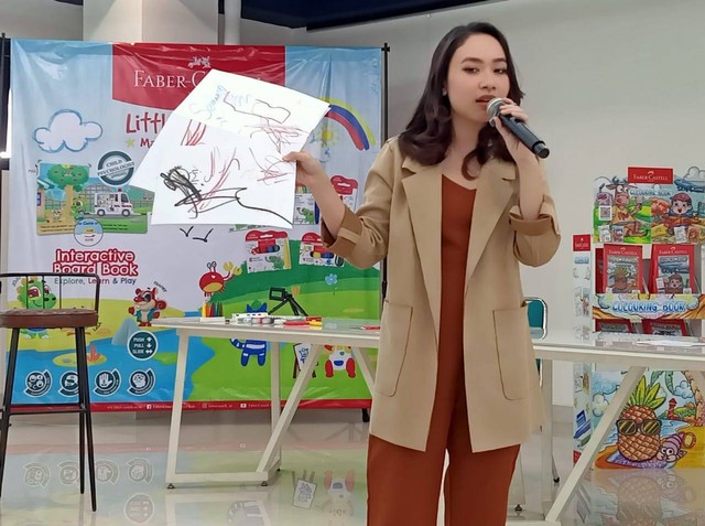 Psikolog Anak-Rumah Tumbuh Kepompong, Elisabeth Santoso, S.Psi, M.Psi, saat menjadi nara sumber dalam acara peluncuran produk terbaru Faber-Castell “Little Creative”. Foto: Masruroh/Basra