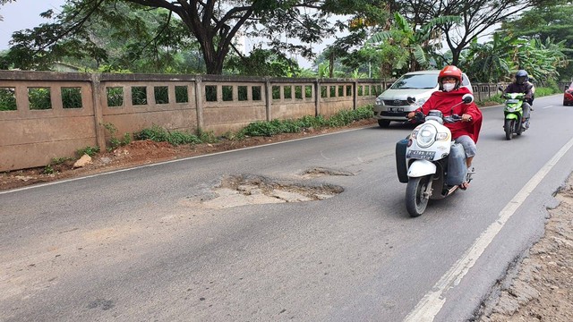 Penampakan lubang jalan di Bekasi yang viral. Dok: kumparan.