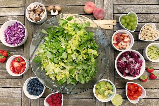 Ilustrasi sayur dan buah yang mengandung asam folat (Sumber: Pixabay)