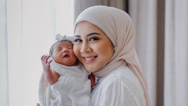 Kesha Ratuliu dan anak keduanya. Foto: Instagram/@kesharatuliu05