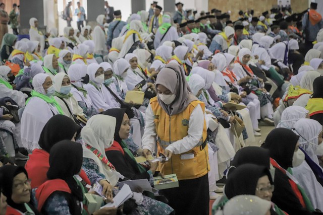 Sejumlah calon jemaah haji melakukan pendataan saat tiba di Asrama Haji, Pondok Gede, Jakarta Timur, Selasa (23/5/2023). Foto: Jamal Ramadhan/kumparan