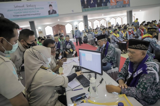 Sejumlah calon jemaah haji melakukan pendataan saat tiba di Asrama Haji, Pondok Gede, Jakarta Timur, Selasa (23/5/2023). Foto: Jamal Ramadhan/kumparan