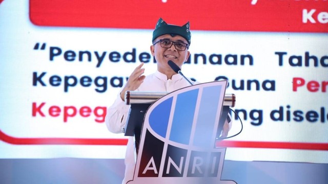 MenPANRB Abdullah Azwar Anas saat memberikan sambutan dalam acara Rapat Koordinasi Nasional Kearsipan Tahun 2023 yang diselenggarakan oleh Arsip Nasional RI (ANRI), di Banyuwangi, Senin (22/5/2023). Foto: KemenPANRB