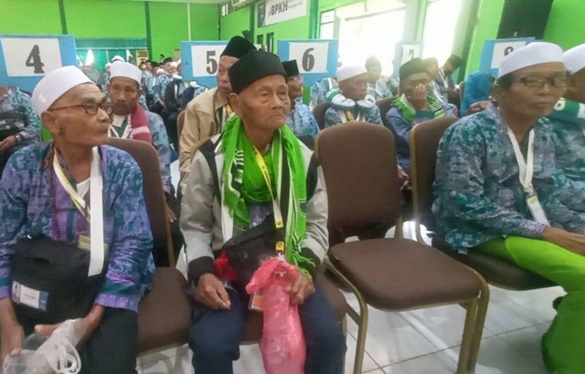 Jemaah haji kloter 1 dari Kabupaten Bangkalan. Foto: Masruroh/Basra