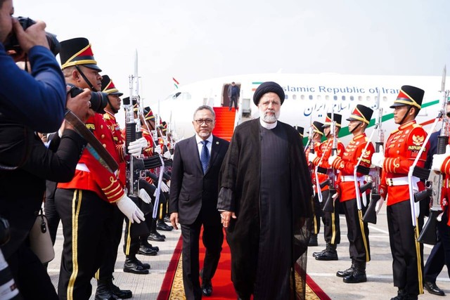 Mendag Zulkifli Hasan (Zulhas) sambut kedatangan Presiden Iran, Seyyed Ebrahim Raisi, Selasa (23/5). dok. Kemendag 