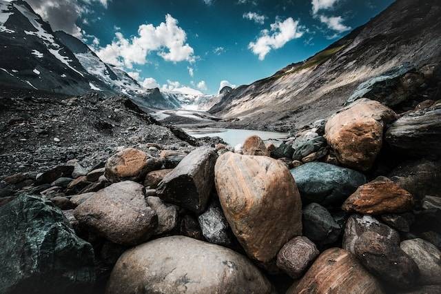 Ilustrasi pengertian dan proses terbentuknya batuan beku. Foto: Unsplash/Jacek Dylag