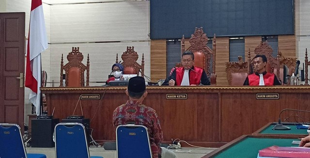 Ketua RT Wawan Kurniawan saat menjalani sidang perdana di Pengadilan Negeri Tanjung Karang, Bandar Lampung, pada Selasa (23/5). | Foto : Galih Prihantoro/ Lampung Geh