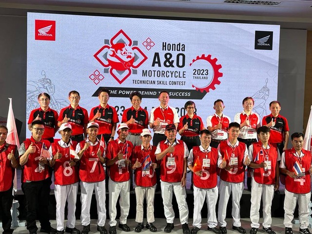 Para peserta teknisi Honda Asia & Oceania Motorcycle Technician Skill Contest 2023 asal Indonesia dan beberapa negara lainnya di Bangkok, Thailand. (23-24/5) Foto: Sena Pratama/kumparan