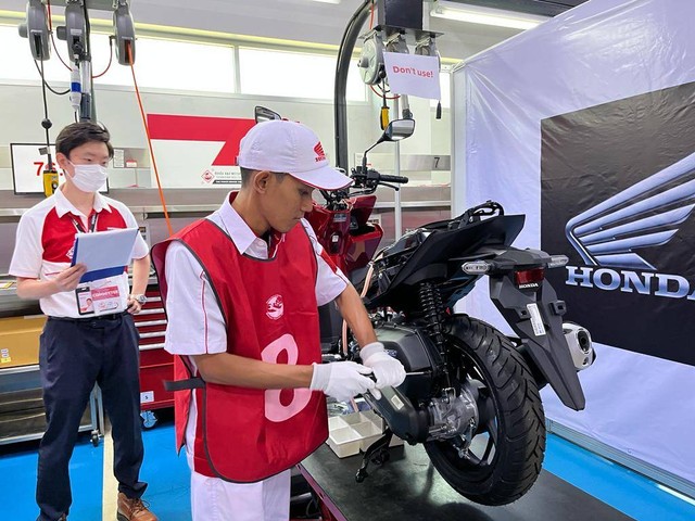 Salah satu peserta teknisi Honda Asia & Oceania Motorcycle Technician Skill Contest 2023 asal Indonesia di Bangkok, Thailand. (23-24/5) Foto: Sena Pratama/kumparan