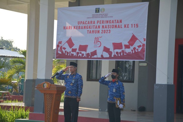 Kalapas Terbuka Kendal saat menjadi Inspektur Upacara Hari Kebangkitan Nasional - Foto Lapas Terbuka Kendal