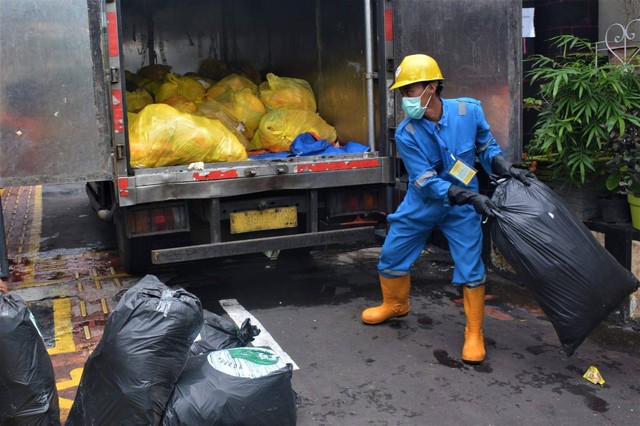  Limbah Medis Lapas Kelas I Malang diangkut keluar Lapas (sumber:lapasmalang)