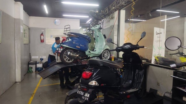 Servis Vespa Primavera di bengkel resmi Sinergi Tangerang. Foto: Aditya Pratama Niagara/kumparan