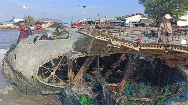 Bangkai pesawat ditemukan oleh seorang nelayan di pantai Desa Weru, Kecamatan Paciran, Kabupaten Lamongan, Selasa (23/5/2023). Foto: Polsek Paciran