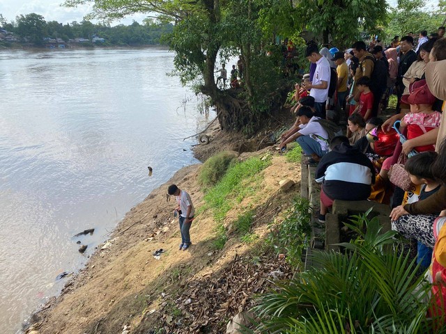 Petugas ketika melakukan olah TKP di lokasi ibu yang membawa bayinya nyebur ke Sungai Melawi. Korban diduga mengalami baby blues. Foto: Yusrizal/Hi!Pontianak