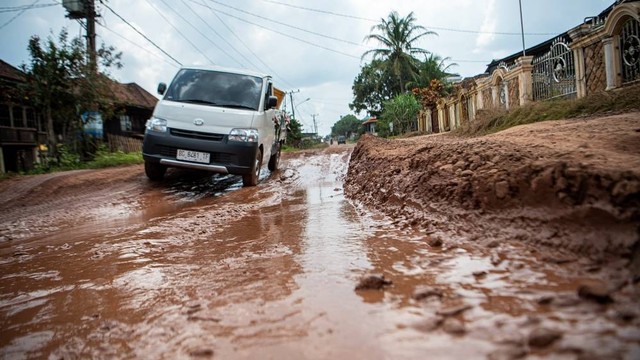 Pengendara melintasi jalan rusak di Desa Suka Damai, Kec Pangkalan Lampan, Kabupaten Ogan Komering Ilir (OKI), Sumatera Selatan, Selasa (23/5/2023). Foto: Nova Wahyudi/ANTARA FOTO