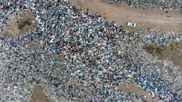 Foto udara jutaan sampah yang menggunung di Gurun Atacama.  Foto: Martin Bernetti/AFP