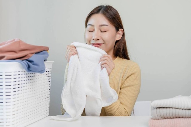 Memakai dan Cium Aroma Pakaian Bisa Tingkatkan Kesehatan Mental Ibu. Foto: Shutterstock