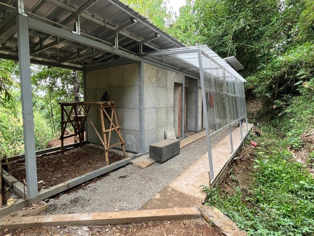 Prototipe bangunan rumah yang menggunakan sekat dinding dengan komposit campuran bahan limbah popok bayi di Bandung. Foto: Dok. M Arief Irfan (TitanoCorp)